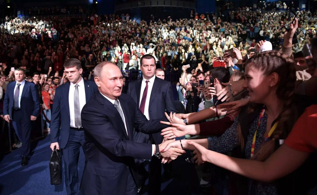 Владимир Владимирович Путин: «Для меня Россия – вся моя жизнь!» «Мы верим в свои силы, в то, что мы можем по-настоящему преобразовать и преобразить страну. У нас общие цели, мы хотим, чтобы наша Россия была свободной, процветающей, богатой, сильной, цивилизованной страной, страной, которой гордятся ее граждане и которую уважают в мире» С такими словами ровно 25 лет назад Владимир Путин официально вступил в должность Президента России. Без преувеличения, наша страна переживала тогда сложные времена, но под руководством Владимира Владимировича прошла путь колоссальных преобразований, а те цели и задачи, которые Глава государства поставил в начале своего президентского пути, сегодня стали реальностью. Благодаря нашему Президенту мы не только укрепили экономику, реализовали важнейшие социальные инициативы, обрели стабильность, но и по-настоящему чувствуем силу, мощь и величие нашего Отечества. Сегодня наша Россия - свободная, процветающая, сильная, цивилизованная страна, которой гордятся ее граждане и уважают во всем мире – именно такая Великая держава, какой хотел ее видеть 25 лет назад Владимир Владимирович и все эти годы упорно трудился, служил во имя России и ее жителей. Наша страна знает много великих людей, но, несомненно, Владимир Владимирович будет всегда занимать в ее истории особое место. Спасибо нашему Национальному лидеру за сильную, независимую, процветающую и непобедимую Россию! Карачаево-Черкесия была, есть и всегда будет вместе со своим Президентом!