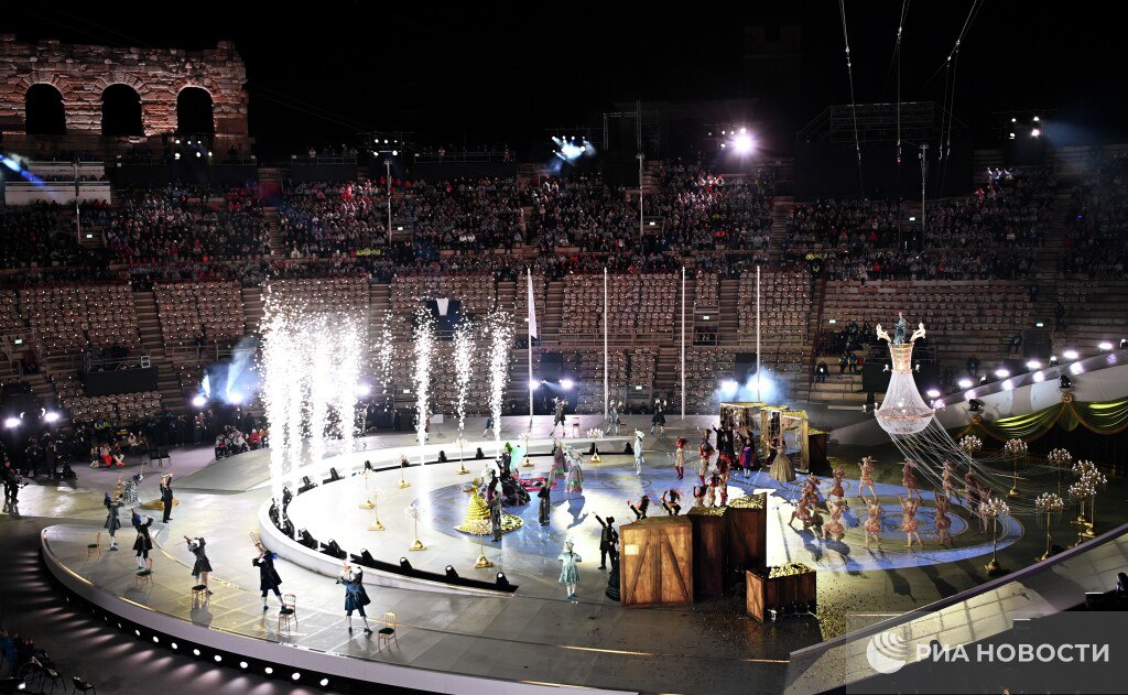 Торжественная церемония закрытия зимних Олимпийских игр 2026 года в Италии началась на исторической площадке Арена ди Верона Во время мероприятия пройдет парад спортсменов Кроме этого олимпийская эстафета будет передана Французским Альпам где в 2030 году состоятся зимние Игры Подписывайтесь на РИА Новости Спорт в MAX