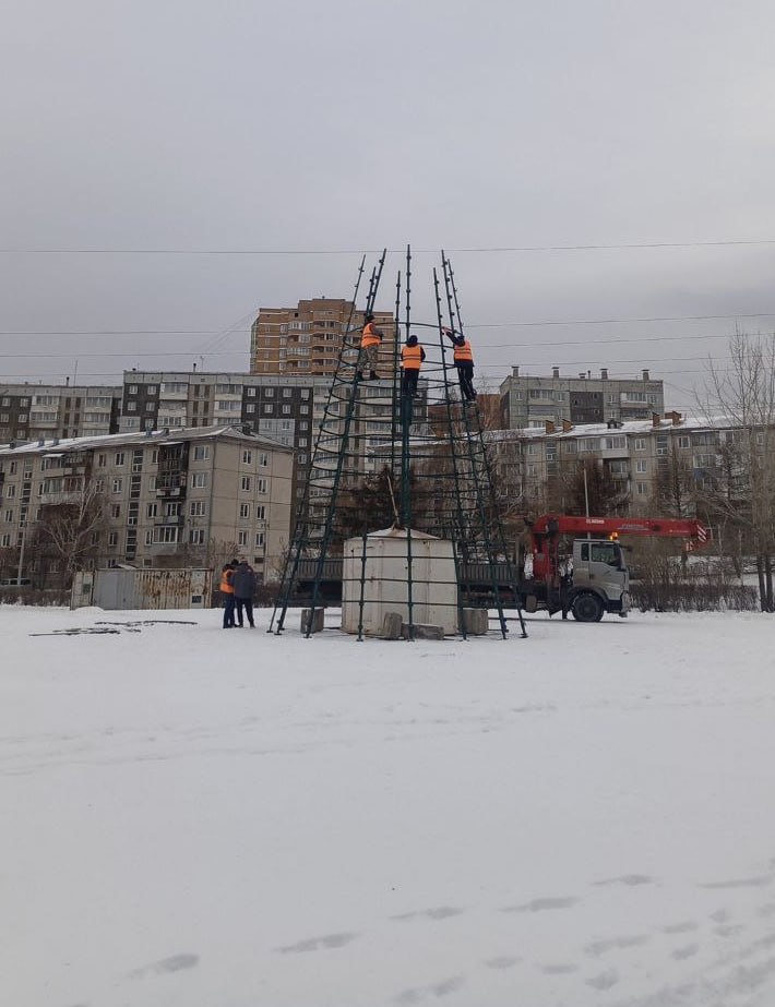 В сквере Серебряный начали выращивать ёлку Открытие новогодней площадки в Октябрьском районе состоится 23 декабря в 18 00 Жителей ждет концертная программа Культурного центра на Высотной и активности Подписаться на канал  Читайте нас в MAX