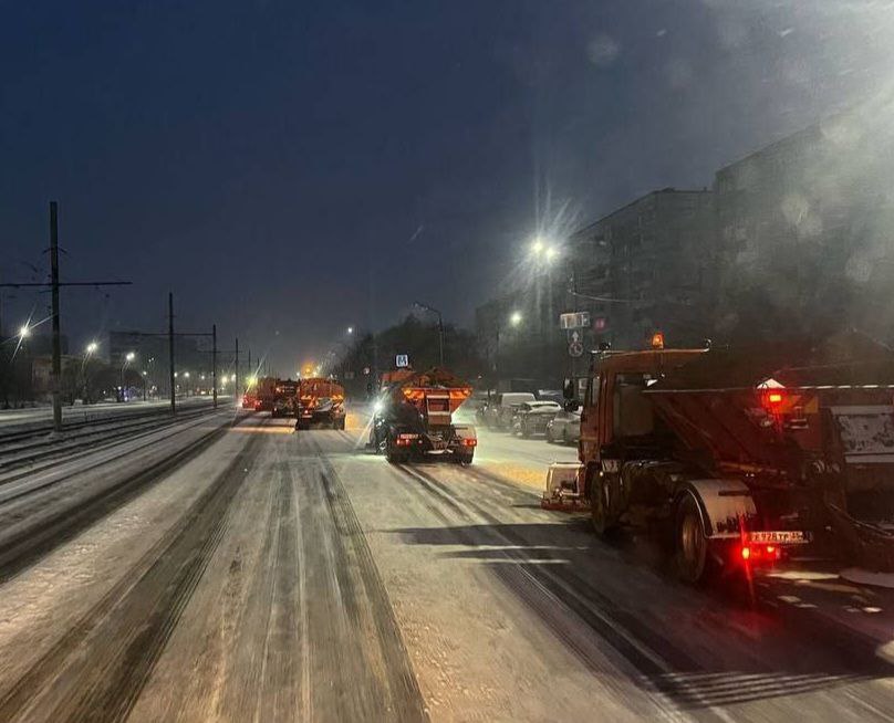 В Череповце дороги уже залили хлоридами и засыпали песком В городе прошли первые заморозки Коммунальные службы работали всю ночь Чтобы утром череповчане спокойно и безопасно добрались до работы сообщил мэр Роман Маслов На улицы выехали 9 машин с песком и 3 машины с хлоридами Особое внимание было уделено мостам путепроводам развязкам и участкам с замерзшими лужами Пешеходные зоны тоже обработали включая Советский проспект парк Серпантин и другие места Всего для Череповца и Вологды закуплено 60 тысяч тонн песко соляной смеси и 2 тысячи тонн чистых хлоридов Бионорд Также рядом с остановками и у пешеходных переходов на крупных перекрестках появились новые ящики для песка пришлось закупать дополнительные контейнеры Песком будут засыпать территории вокруг остановки и у пешеходных переходов чтобы люди не скользили