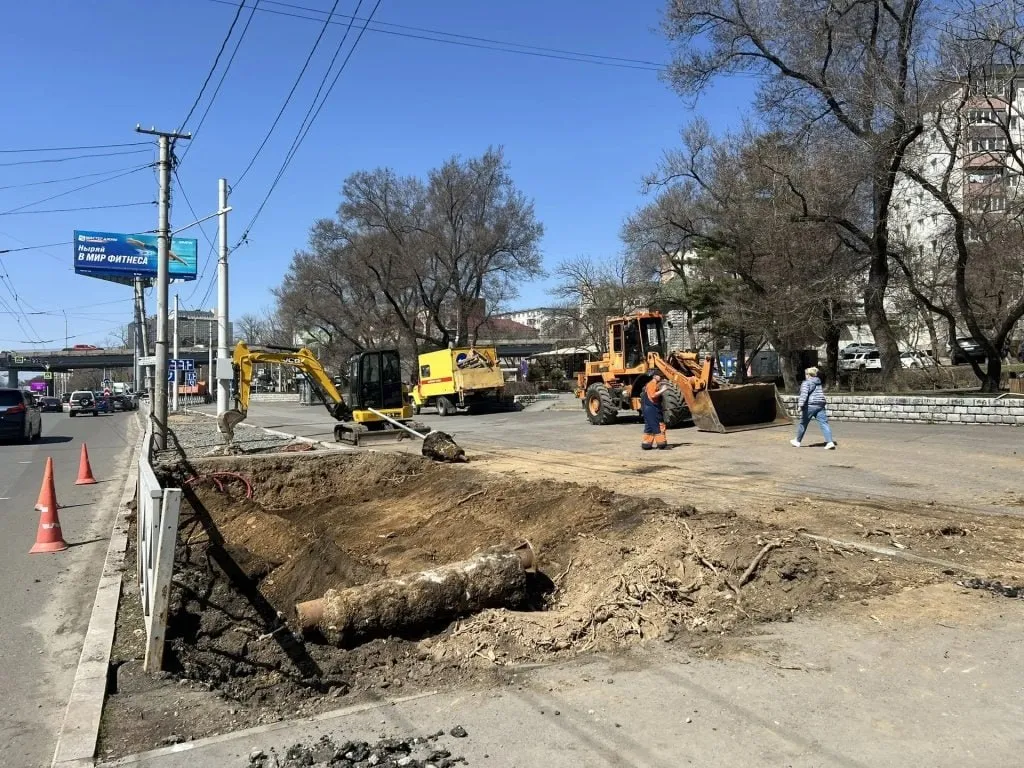 На остановке Русская во Владивостоке появится остановочный карман Стартовали работы по созданию остановочного кармана на остановке Русская во Владивостоке Специалисты муниципальной дорожной службы Содержание городских территорий приступили к обустройству в понедельник а завершить все этапы планируется уже к следующей неделе Дорожникам предстоит демонтировать бортовой камень и часть придорожной полосы провести комплекс подготовительных мероприятий и обустроить карман для остановки общественного транспорта Фото администрация Владивостока   PrimaMedia в       подпишись 18
