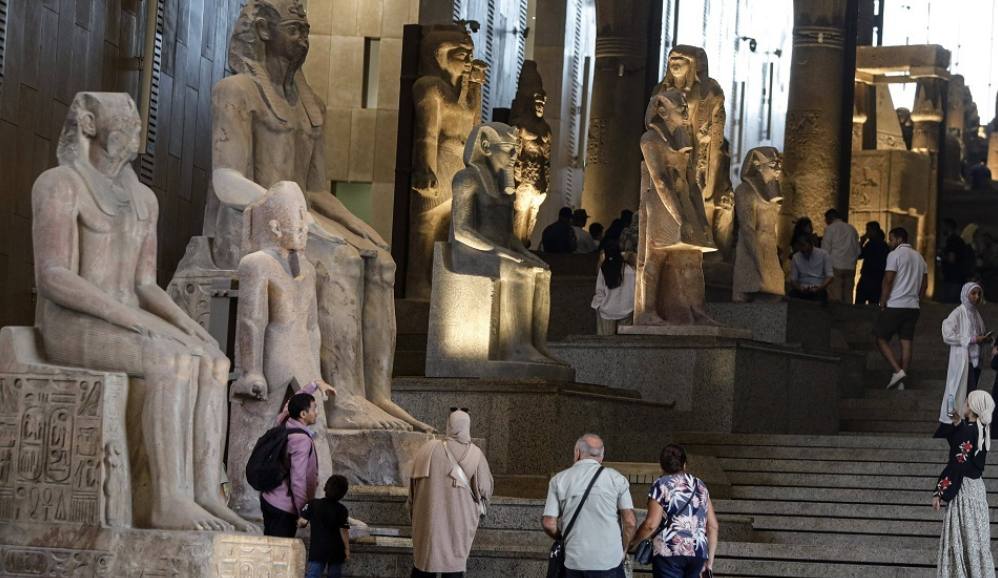 20 лет ожидания Большой Египетский музей у пирамид Гизы открывается 1 ноября Десятки иностранных лидеров и высоких гостей соберутся на официальной церемонии открытия Большого Египетского музея GEM Этот грандиозный проект стоимостью более миллиарда долларов строили два десятилетия Новый музей один из крупнейших в мире и самый большой целиком посвященный одной цивилизации Древнему Египту Его коллекция охватывает период в 7000 лет от доисторических времен до конца эпохи греков и римлян Уже у входа посетителей встречает уникальное сооружение Подписаться на канал Telegram MAX Все наши каналы