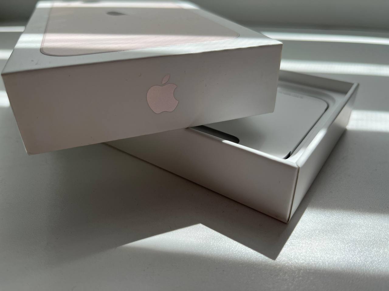 Бийчанин обманул сотрудницу ПВЗ забрал iPhone и скрылся В отдел полиции Приобский обратилась сотрудница пункта выдачи одного из маркетплейсов По словам женщины в помещение зашёл молодой человек предъявил QR код и получил заказ сотовый телефон известного американского бренда Покупатель сообщил что готов оплатить товар но на его счете не оказалось достаточной суммы Он заверил что сейчас же пополнит баланс и оператор сможет списать деньги Однако пока женщина отвлеклась молодой человек взял смартфон и сбежал Любитель яблочной продукции был оперативно найден им оказался 18 летний житель города Он рассказал что продал гаджет а вырученные деньги потратил на личные нужды