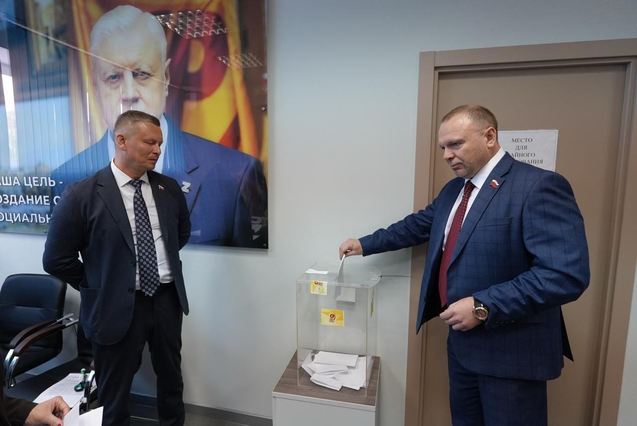 Признаки девальвации какого-либо приличия наблюдаются в Ленобласти и у Сергея Миронова. Партия "Справедливая Россия" выдвинула кандидатом в губернаторы Ленобласти Игоря Новикова. "Авторитета" из Магадана, который является бенефициаром рейдерствующей в Петербурге УК "МИДА". Это позор. Тысячи людей страдают от полнейшего беспредела, широко освещаемого в газетах и на телевидении, а причина этого беспредела - уважаемый человек, по мнению партии "Справедливая Россия". Слушать теперь какие-то заявления Сергея Миронова и "Справедливой России" про правильное, про справедливость и т.д. можно только с ухмылкой. "Вечерний Питер"