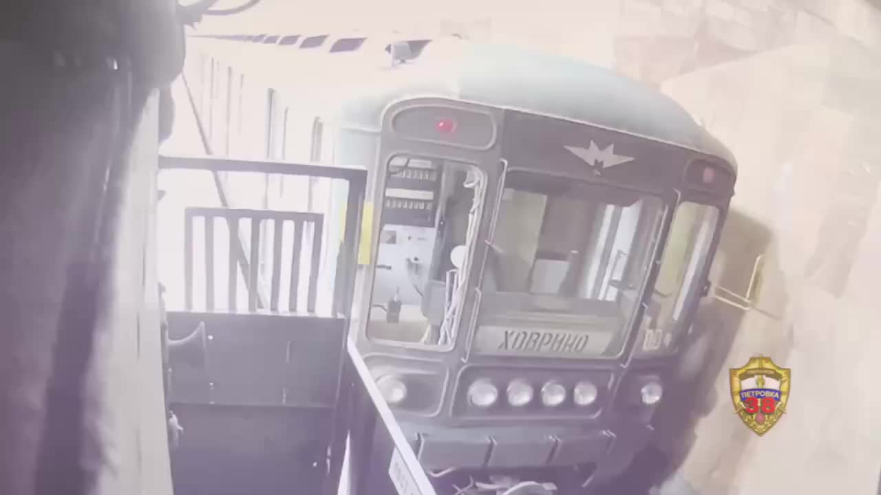 Молодой человек арестован за опасную поездку на поезде метро в Москве