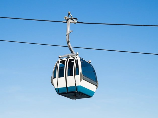 В Нижнем Новгороде подготовили планировку под второй фуникулер В Нижнем Новгороде вынесли на общественные обсуждения документацию по планировке территории по склону правого берега Оки до улицы Барминской 1А На участке планируется строительство фуникулера говорится в документе с сайта мэрии Протяженность канатной дороги пульсирующего типа составит 340 м пропускная способность в одну сторону 900 человек в час Планируется строительство пяти линейных опор подпорных стен а также двух станций посадки Верхняя и Нижняя Подъезд и пешеходный подход к проектируемой станции канатной дороги Верхняя будет осуществляться по существующей улично дорожной сети к станции Нижняя по дороге планируемой к размещению в составе мастерплана от АО СЗ Черниговская набережная Документация будет проходить обсуждения до 30 января 2026 г Деловой квартал НН