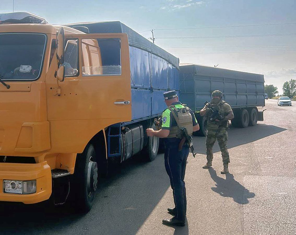 Росгвардейцы в Запорожской области приняли участие в оперативно-профилактической операции Сотрудники ОМОН «Таврия» регионального управления Росгвардии, совместно с коллегами из Главного управления МВД России по региону и УФСБ России по Запорожской области, провели оперативно-профилактическую операцию, целью которой было пресечение транспортировки наркотиков, оружия, других предметов или веществ, запрещенных к гражданскому обороту, на автомобильных дорогах региона-85. В ходе операции при участии войск правопорядка было проверено более 2 тысяч граждан, осуществлено около 1,7 тысячи проверок автотранспорта. Правоохранители выявили более 80 административных правонарушений, несколько граждан задержаны по подозрению в совершении преступлений. «Задачи, поставленные перед сотрудниками Росгвардии в ходе оперативно-профилактического мероприятия, выполнены в полном объеме», - отметил представитель регионального управления ведомства. !