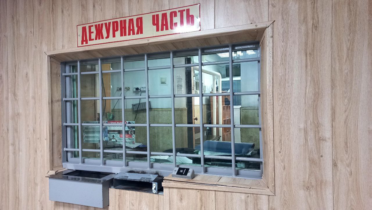 За аферу с социальной выплатой задержан местный житель Установлено, что мужчина, скрыв информацию о доходах, предоставил бизнес-план и заключил социальный контракт на получение выплаты на осуществление индивидуальной предпринимательской деятельности с государственным казённым учреждением. Получив 350 000 рублей на планировку строительных площадок, заборов и навесов, злоумышленник распорядился деньгами по своему усмотрению. В отношении подозреваемого возбуждено уголовное дело по ч. 3 ст. 159.2 УК РФ. Мужчине грозит лишение свободы на срок до шести лет. Полиция Апшеронска
