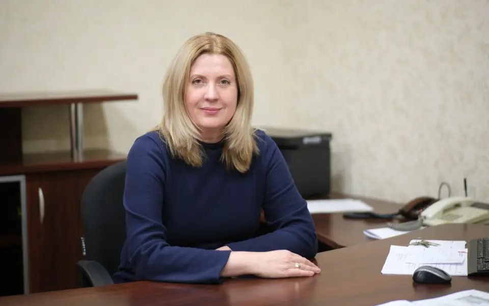 Бывший председатель комитета здравоохранения Курской области получила условный срок за срыв закупок лекарств Ленинский районный суд города Курска огласил приговор по уголовному делу в отношении бывшего председателя комитета здравоохранения Курской области Елены Палферовой. Суд установил, что в период с сентября 2020 по февраль 2021 года, занимая руководящую должность, Палферова при наличии финансирования отменила закупку жизненно важного лекарственного препарата на 2021 год, что привело к его дефициту и невозможности своевременного обеспечения льготных категорий граждан, включая инвалидов. Также она не организовала проведение закупочных процедур для обеспечения необходимого количества лекарств для льготников, что также вызвало дефицит и ухудшение состояния здоровья граждан. При этом она провела закупку других лекарственных препаратов в объёме, значительно превышающем потребность, в результате чего часть препаратов оказалась невостребованной и была уничтожена после истечения срока годности. Бюджету Курской области был причинён ущерб в размере более 24 млн рублей. В ходе следствия и суда Палферова полностью возместила причинённый ущерб. Суд признал её виновной по ч. 1 и ч. 3 ст. 285 УК РФ злоупотребление должностными полномочиями . Экс-чиновнице назначено наказание в виде 3 лет лишения свободы условно с испытательным сроком 2 года.