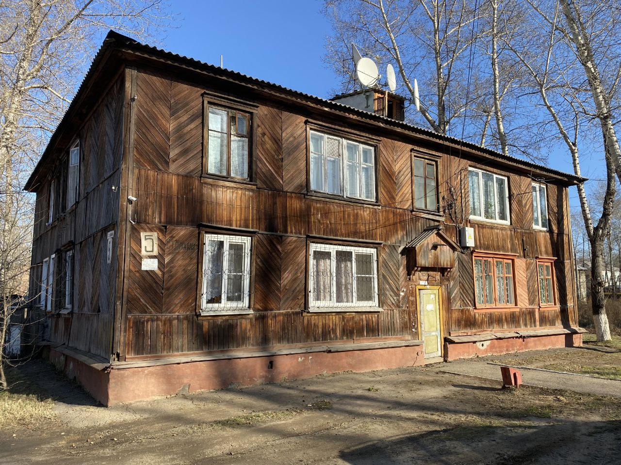 Возбуждено уголовное дело о халатности при расселении аварийного жилья в Усолье Сибирском В срок до 1 сентября этого года необходимо было расселить более 14 6 тысячи квадратных метров жилья и 802 человека Должностными лицами администрации муниципального образования не приняты надлежащие меры Сейчас без новых квартир в городе остаются 321 человек Они продолжают жить в аварийных домах Вопросы восстановления их жилищных прав а также ход и результаты расследования уголовного дела находятся на контроле прокуратуры