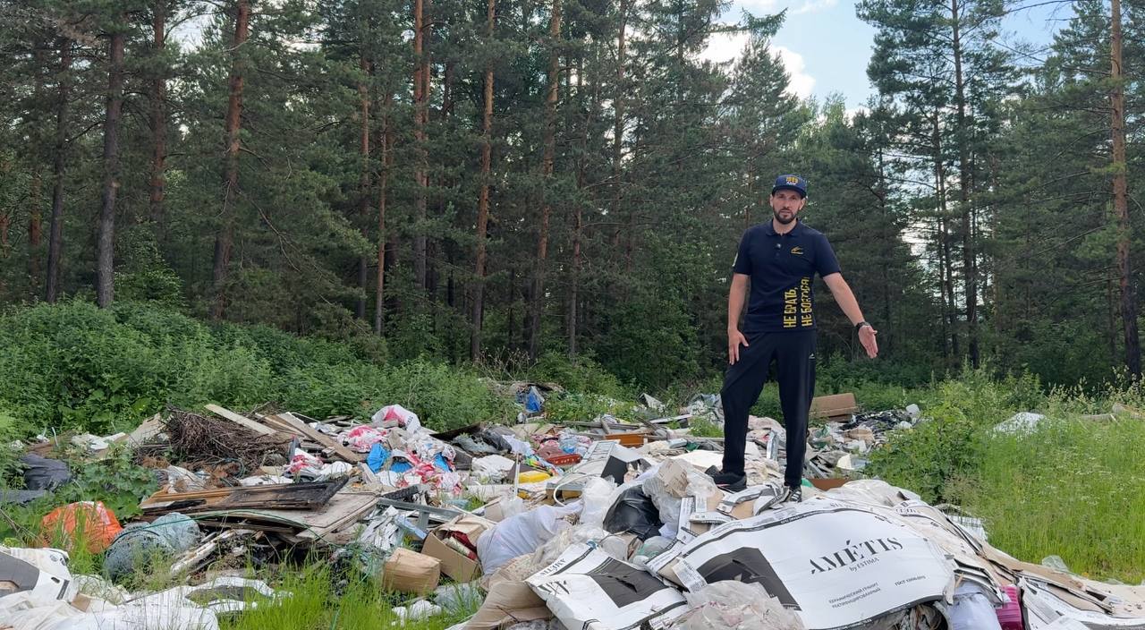 Администрация Дивногорска должна убрать свалку в окрестностях села Овсянка.  Депутат ЛДПР Григорий Гаврилов получил официальный ответ от Министерства экологии Красноярского края по жалобе на несанкционированную свалку вблизи улицы Дорожно-ремонтный пункт в селе Овсянка. Выездная проверка прокуратуры подтвердила факт незаконного сброса строительных и бытовых отходов — картон, пластик, мебель — в лесном массиве.  Участок относится к неразграниченным землям. Это означает, что ликвидировать свалку обязана администрация Дивногорска. Министерство экологии направило все материалы в адрес администрации для устранения нарушений и привлечения виновных к ответственности.  «Работа на этом не останавливается. Буду держать вопрос на контроле и добиваться полной ликвидации свалки. Спасибо за неравнодушие, именно благодаря вашим сигналам мы можем добиваться реальных действий», — подвел итог Григорий Гаврилов.