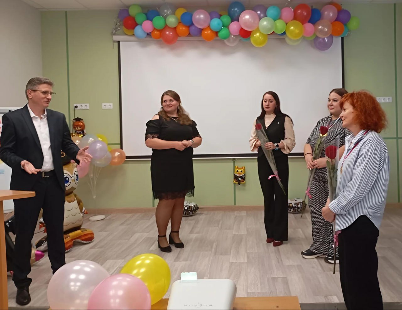 Педагог-психолог Приморской школы выиграла серебро в конкурсе «Педагог – психолог 2025» Педагог-психолог школы села Приморское Скадовского муниципального округа Мария Камоевна заняла второе место на региональном этапе конкурса «Педагог – психолог 2025». Данное мероприятие собрало талантливых специалистов, а участие в нем стало настоящим вызовом. «Поздравляю педагога с этим достижением, и уверен, что это достижение вдохновляет на стремление к своему совершенству как сотрудников школы, так и учеников», - отметил глава администрации Скадовского муниципального округа Александр Дудка.