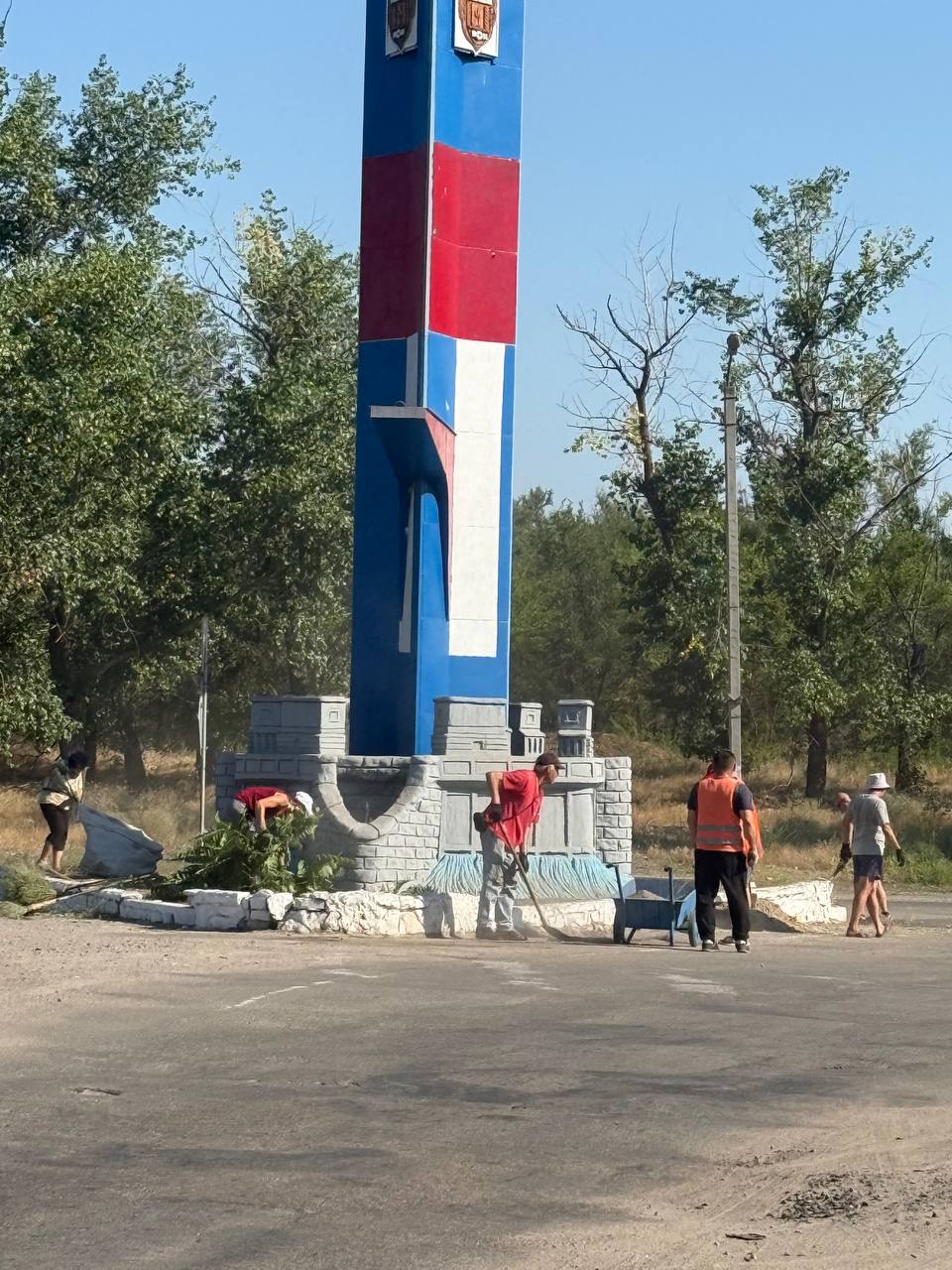 В городском округе город Новая Каховка продолжают работать коммунальные службы    Несмотря на сложную ситуацию 15-километровой зоны, жизнь в округе продолжается. Коммунальные службы проявляют стойкость и стараются обеспечить нормальные условия для проживания.  Несмотря на высокую дроновую опасность, работники цеха ремонта и обслуживания дорог выполнили комплекс работ на участках автомобильной трассы на маячанском разъезде.  Привели в порядок обочины, убрали молодую поросль деревьев и кустарников   собрали мусор, выровняли покрытие трассы.  Благодарим наших бесстрашных коммунальщиков за труд и мужество!