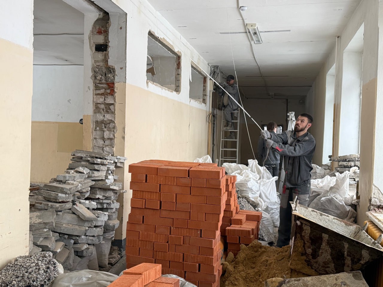 В нескольких школах Йошкар Олы начался капитальный ремонт Глава города Евгений Кузьмин и врио мэра Антон Трудинов побывали в школах 14 16 и 23 На объектах идут демонтажные работы и устройство современной электропроводки Во время проведения ремонта сообщает газета Йошкар Ола дети учатся в других учебных заведениях города За парты в своих школах ребята сядут 1 сентября Антон Трудинов объяснил почему процесс ремонта занимает так много времени Масштаб работ настолько велик что фактически от школы остаются только несущие стены Все остальное от полов порой до самого основания и кровли от всех инженерных коммуникаций по зданию до внутренних перегородок потолков и нового оборудования идет под замену Такой объем работ невозможно выполнить за один летний период