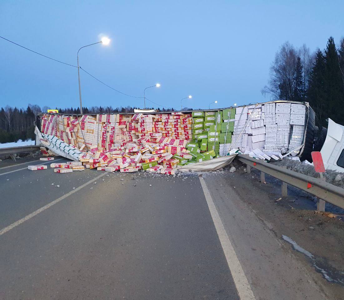 На дороге «Кострома-Шарья-Киров-Пермь» ограничено движение из-за ДТП  В ГАИ сообщают, что около 19:40 часов водитель потерял контроль, из-за чего грузовик опрокинулся на бок. Перевозимый груз рассыпался на проезжую часть.   Возможных путей объезда сейчас нет. В аварии никто не пострадал.  Пермяки, как думаете, что это за груз? Пачки макарон? Упаковки с цементом? Обувные коробки?    Подписаться   Прислать новость