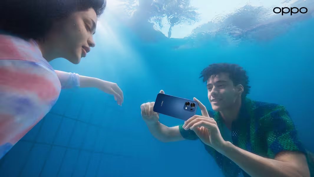 Компания Oppo объявила о начале продаж своей недавней новинки на российском рынке Напомним Oppo A6 Pro дебютировал на международном рынке в конце сентября 2025 года Oppo A6 Pro поступил в продажу в России в зеленом и синем цветовых вариантах в конфигурации с 8 ГБ оперативной и 256 ГБ встроенной флеш памяти Рекомендованная розничная цена новинки составляет 24 тысячи рублей Среди основных характеристик 6 57 дюймовый экран AMOLED с кадровой частотой 120 Гц и разрешением Full HD 1080 x 2374 пикселей основная камера 50 и 2 Мп фронтальная камера на 16 Мп SoC MediaTek Helio G100 аккумулятор емкостью 7000 мА ч с поддержкой зарядки мощностью 80 Вт ColorOS 15