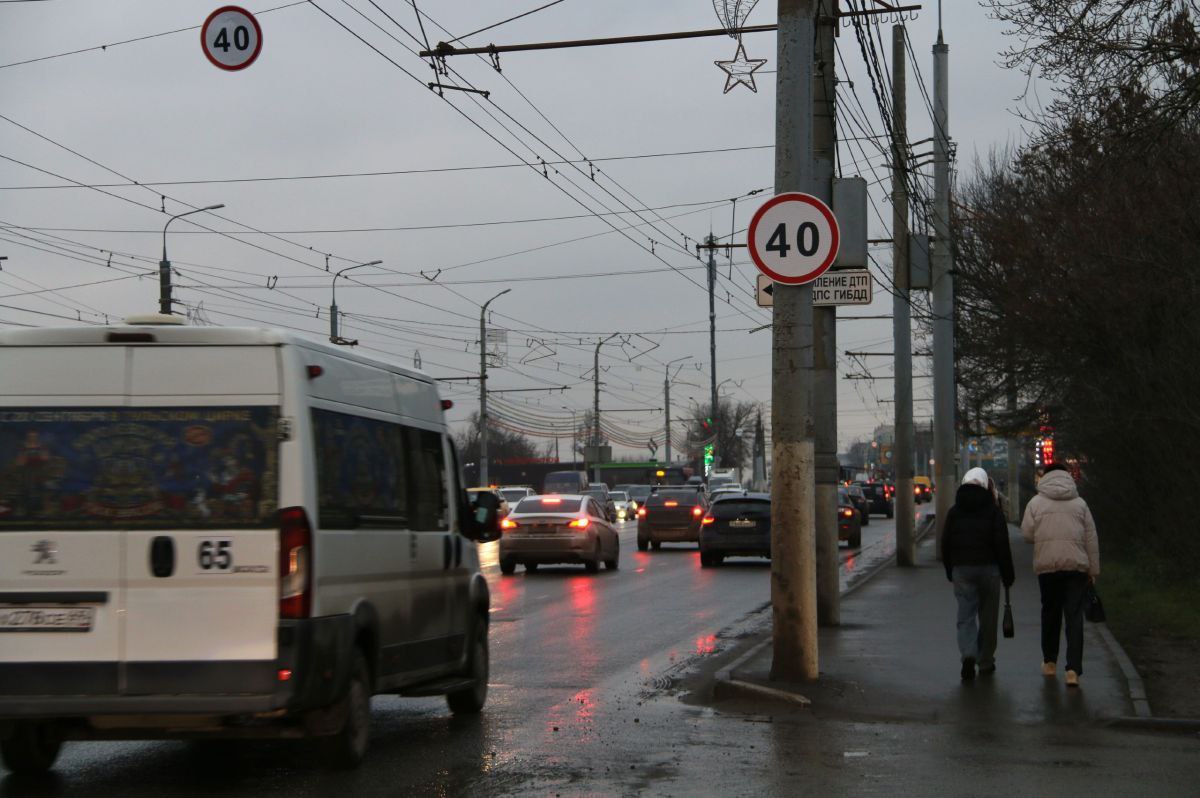 В Туле ввели ограничение скорости на Пролетарском мосту На Пролетарском мосту вступили в силу дорожные знаки устанавливающие максимальную скорость движения в 40 километров в час Эти знаки размещены там по согласованию с Государственной инспекцией безопасности дорожного движения Фото администрации Тулы 1  2   Подпишись на новости