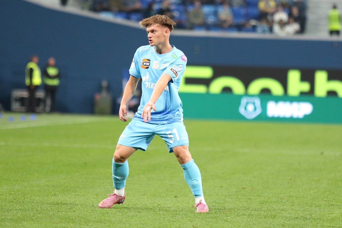 Нападающий Зенита Вадим Шилов получил серьезную травму колена на тренировке сообщается в телеграм канале петербургского клуба По результатам медицинского обследования у 17 летнего футболиста диагностировано повреждение передней крестообразной связки О тактике лечения и сроках полного восстановления игрока станет известно позднее говорится в сообщении Форвард юношеской сборной России дебютировал в основном составе Зенита в нынешнем сезоне На счету Шилова восемь матчей пять в Кубке России и три в РПЛ и два гола в Кубке Global Look Press Подписаться на РБК Спорт