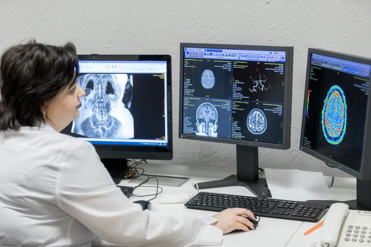 Цифровизация меняет рентгенологию в Челябинской области Первые итоги реализации масштабного проекта подвели накануне на выездном заседании Совета главных врачей в Копейске На Южном Урале в прошлом году по инициативе Совета главных врачей при поддержке губернатора Алексея Текслера стартовал проект Модернизация рентгенологического оборудования Его цель создать единую цифровую сеть для ускорения и повышения точности диагностики Мы впервые реализовали в регионе большой проект цифровизации рентгеновского оборудования приобрели как новую технику так и аппараты для оцифровки уже имеющегося Все понимают насколько современные цифровые технологии повышают качество и скорость диагностики заявил губернатор Алексей Текслер на выездном заседании Совета главных врачей в Копейске Проект предусматривает создание единой базы исследований где все снимки и заключения хранятся в электронном виде с защищённым доступом для врачей из любой больницы области Это ускоряет получение результатов и позволяет дистанционно подключать экспертов к сложным случаям В 2025 году доля цифровых аппаратов выросла с 38 до 56 благодаря направленным из бюджета 230 млн рублей Следующий этап достижение стопроцентной цифровизации службы во всех медицинских организациях области Министр здравоохранения региона Татьяна Колчинская отметила положительную обратную связь от медиков Цифровые установки не только улучшают качество изображения помогая точнее установить диагноз но и сокращают время от начала обследования до получения результата сказала Колчинская poolN74 eugenejut