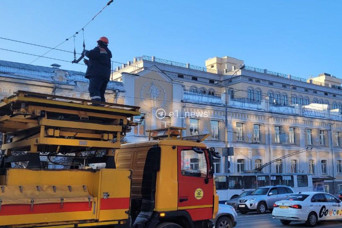 Порвалась центральная линия сетей у перекрестка Малышева — Пушкина из-за схода штанг 37-го троллейбуса  Задержано движение троллейбусов №26, 27, 31, 35 и 36, они едут по измененному маршруту. На месте работает аварийная бригада.  Фото: Е1