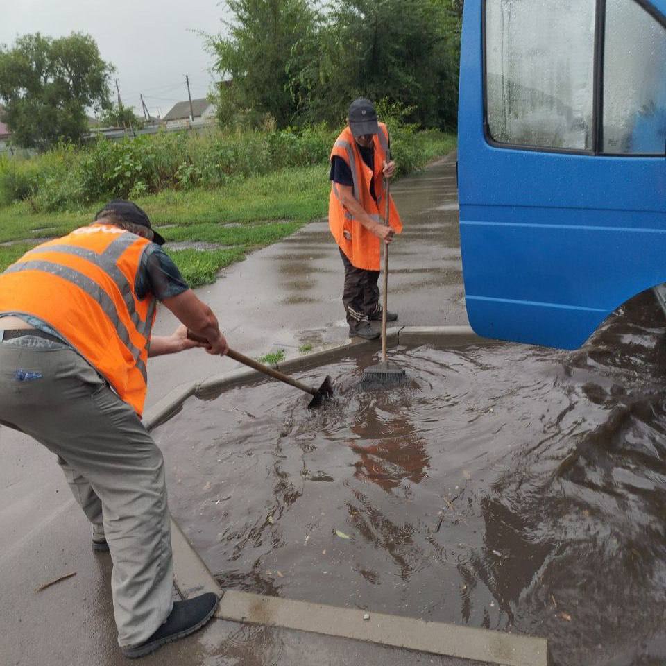 338 домов в Курске остались без электроснабжения после ливня Из-за непогоды упало 18 деревьев, повреждено 6 крыш и 2 автомобиля. Обрыв проводов оставил без электричества часть улиц Железнодорожного округа: Щигровскую, Путейскую, Чапаева, 1-ю, 2-ю и 3-ю Агрегатные. В районе Магистрального проезда, улицы Дзержинского, проспекта Кулакова, Льговского поворота и др. на дорогах возникли подтопления. В детском саду № 95 затопило одно помещение. Сейчас последствия устранены, он продолжает работать штатно. — По последствиям ливня можно обратиться в ЕДДС Курска. Коммунальные службы работают в усиленном режиме. Они ежедневно проводят работы по очистке ливневых канализаций во время и после дождя, — сообщили в комитете ЖКХ. Вести-Курск. Только проверенная информация Прислать новость