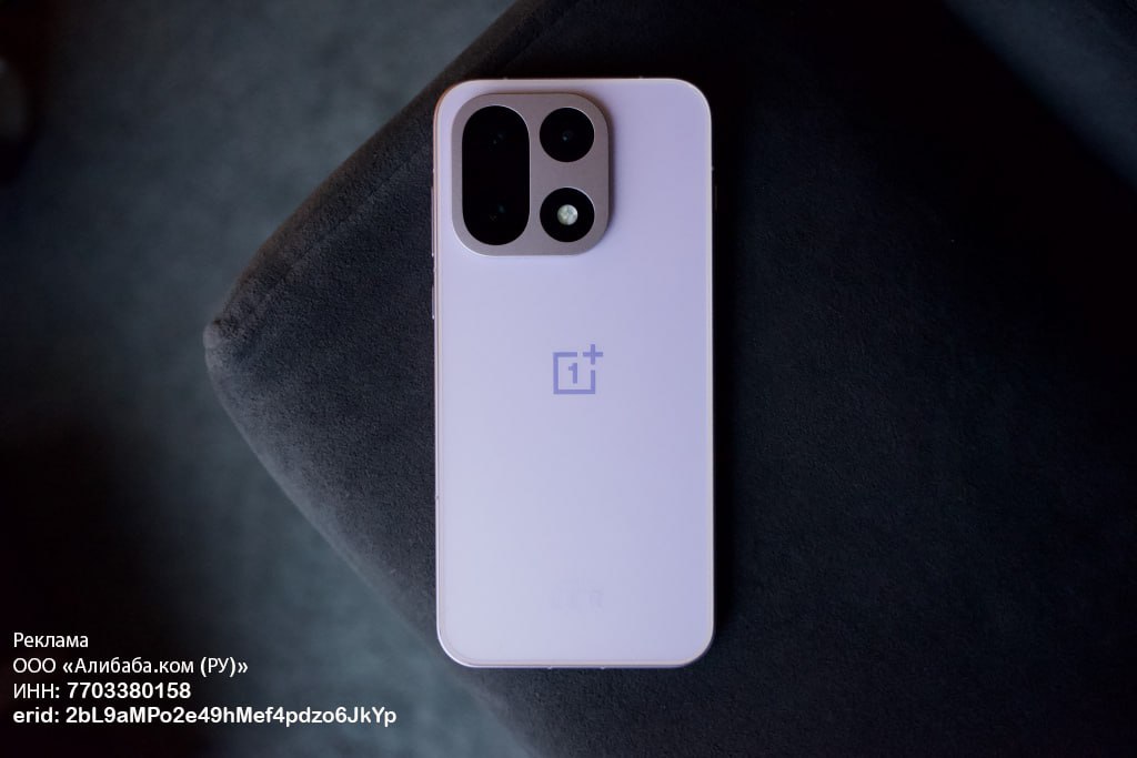 OnePlus 15 с чипом Snapdragon 8 Elite Gen 5 и батареей на 7300 мА ч появился на AliExpress Сегодня начался старт продаж OnePlus 15 Мы уже успели распробовать все фишки смартфона о чем рассказали в этом обзоре Дизайн новинки можно смело назвать самобытным и не похожим на другие модели Начинка тоже не подкачала внутри стоит топовый Snapdragon 8 Elite Gen 5 в связке с 12 16 ГБ оперативки зависит от конфигурации яркий OLED дисплей на 6 78 дюймов и частоту обновления 165 Гц С такими характеристиками OnePlus 15 легко справляется с запуском самых тяжеловесных игр что подтверждают 3700 000 баллов в AnTuTu С автономностью новинки полный порядок С аккумулятором на 7300 мА ч можно забыть о зарядке на пару суток Сейчас OnePlus 15 предлагают на AliExpress по цене чуть выше 49 тыс руб с учетом таможенной пошлины Купить OnePlus 15 на AliExpress iguides