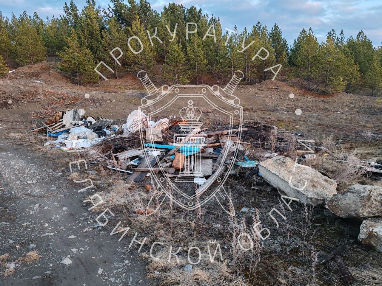 В Усть-Катаве прокуратура в судебном порядке обязала орган местного самоуправления ликвидировать свалку отходов Прокуратура г. Усть-Катава провела проверку по обращению местного жителя по вопросу нарушения законодательства в сфере экологии. Установлено, что вблизи п. Шубино расположена несанкционированная свалка в виде навалов различных отходов, строительного и производственного мусора. Администрацией Усть-Катавского городского округа меры по ликвидации несанкционированной свалки отходов не принимаются. Прокурор обратился в суд с иском о возложении на администрацию Усть-Катавского городского округа обязанности ликвидировать несанкционированную свалку отходов. Решением Усть-Катавского городского суда исковые требования прокурора города удовлетворены в полном объеме. Фактическое исполнение судебного акта находится на контроле в прокуратуре города.