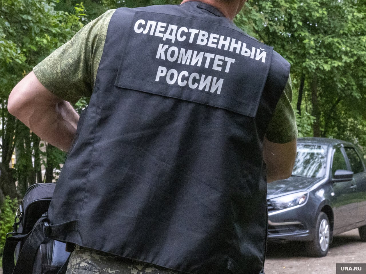 В Томске возбуждено уголовное дело о нарушении правил безопасности при ведении работ повлекшем по неосторожности смерть человека Следователем следственного отдела по Октябрьскому району города Томска следственного управления Следственного комитета Российской Федерации по Томской области по факту гибели работника коммерческой организации при ведении ремонтных работ возбуждено уголовное дело по признакам преступления предусмотренного ч 2 ст 216 УК РФ нарушение правил безопасности при ведении работ повлекшее по неосторожности смерть человека По предварительным данным в сентябре текущего года на одном из предприятий города Томска при производстве ремонтных работ работник получил травмы несовместимые с жизнью В настоящее время следователями СК России по уголовному делу проводятся следственные действия направленные на установление всех обстоятельств произошедшего Произведен осмотр места происшествия назначена медицинская судебная экспертиза допрашиваются свидетели изъята представляющая интерес для следствия документация выполняются иные следственные действия ПОДПИСЫВАЙТЕСЬ на su skrf70
