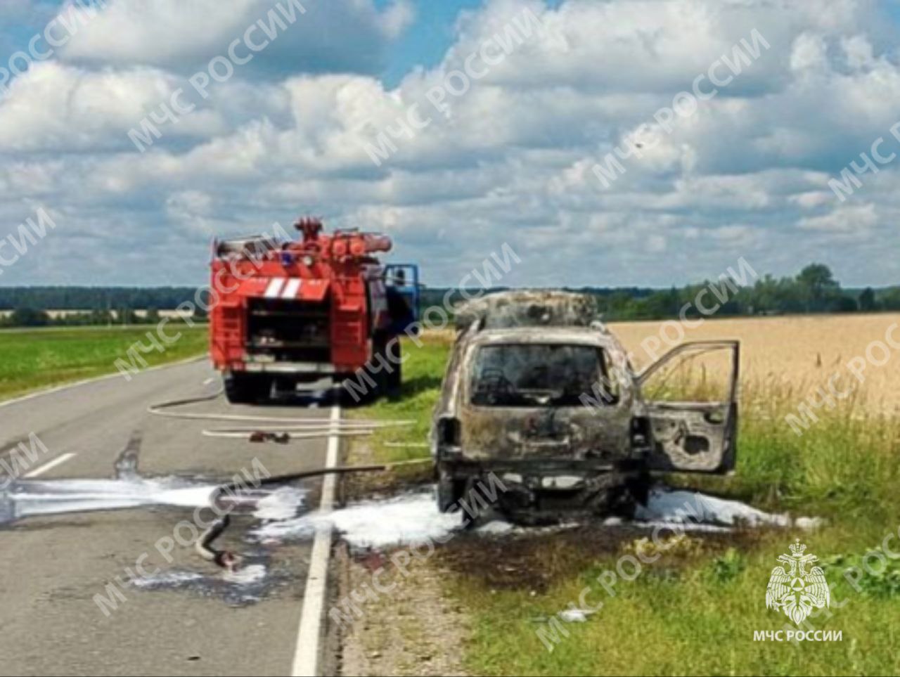 В Брасовском районе огнеборцы ликвидировали пожар в автомобиле Сегодня в оперативную дежурную смену Главного управления МЧС России по Брянской области поступило сообщение о пожаре в легковом автомобиле по адресу: Брасовский район, вблизи п. Локоть. К тушению привлекались 2 единицы пожарной техники. Пожар ликвидирован, его причину установит дознаватель МЧС России. В результате пожара пострадавших нет. Главное управление МЧС России по Брянской области напоминает: вовремя проходи техосмотр; обращай внимание на любую неисправность автомобиля; ремонт доверяй профессионалам; в машине храни огнетушитель. Позвонить и обратиться за помощью пожарно-спасательной службы можно по телефону «0 1 », с мобильного - «1 0 1 ». Единый номер вызова экстренных оперативных служб – «1 1 2 ». #Пожар #оперативная_информация #МЧСпоБрянскойОбласти МЧС Брянской области в ТГ ГУ МЧС России по Брянской области в ВК МЧС Брянской области в ОК