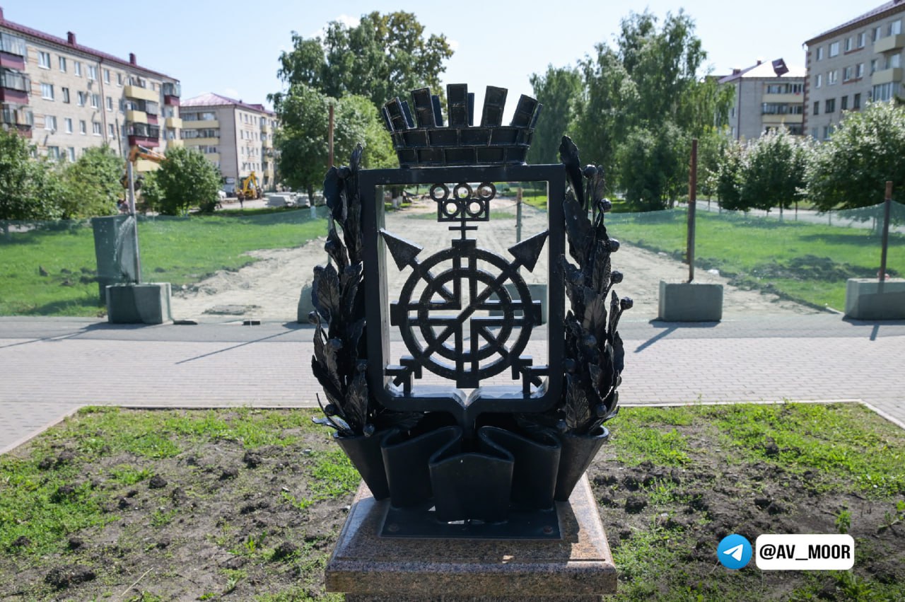 В Заводоуковске начались работы по благоустройству Центральной площади. В ближайшее время эта территория значительно преобразится.    ‍ Строители обновят дорожки, смонтируют сухой фонтан, установят навес с качелями, возведут многофункциональный центр с амфитеатром «Центр Колмакова». Появится событийная площадка. Закончить работы планируется в октябре.    Важно, что это только часть работ, в планах реконструкция всей центральной улицы города – Первомайской.    Центральную площадь мы благоустраиваем благодаря федеральному проекту «Формирование комфортной городской среды» нацпроекта «Инфраструктура для жизни». В прошлом году Заводоуковск во второй раз стал победителем всероссийского конкурса лучших проектов создания комфортной городской среды и получил право на федеральное софинансирование.   Уверен, в будущем обновленное общественное пространство станет еще одной визитной карточкой муниципального округа наряду с Центральным парком.   #ИнфраструктураДляЖизни     -канал губернатора Тюменской области – узнавайте важное первыми.