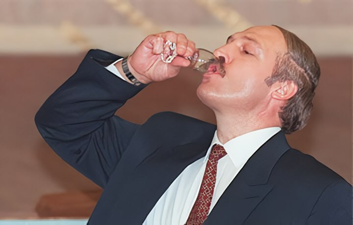 Юрист Трампа встретился с Лукашенко и пил водку ради сделки по освобождению заключённых Джон Коул, представляющий интересы Трампа, рассказал, что выпил пару рюмок водки с Лукашенко во время переговоров о возвращении 14 американцев, находящихся в заключении. Выпил два шота, не вырвало, но от третьего отказался.