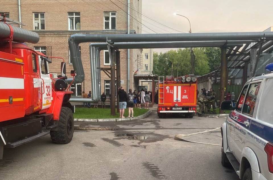 Пожар произошел в общежитии Нижегородского государственного университета им. Н.И.Лобачевского на проспекте Гагарина в Нижнем Новгороде утром 22 июля. В пресс-службе ГУ МЧС по региону сообщили, что к моменту прибытия первого пожарно-спасательного подразделения наблюдалось сильное задымление в подвале. Из здания было эвакуировано 339 человек. В тушении пожара было задействовано более 40 человек и 11 единиц техники. Погибших и пострадавших в результате происшествия нет. По информации МЧС, причиной пожара стало короткое замыкание холодильника. Ректор ННГУ Олег Трофимов поручил провести внеплановую проверку электрооборудования на территории университета. Также он поблагодарил спасателей МЧС, студентов и сотрудников университета за слаженные действия по эвакуации и ликвидации задымления. Фото: Пресс-служба ГУ МЧС по Нижегородской области