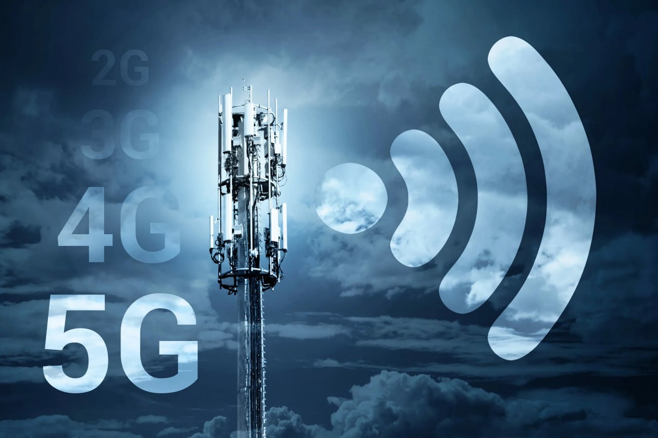 5G в Москве слишком дорого, слишком долго и не слишком нужно Операторы МТС, Т2, «Вымпелком» и «МегаФон» на ЦИПР-2025 озвучили цену вопроса: запуск 5G в Москве обойдётся в 100–106 млрд рублей, а окупаться проект будет до 30 лет. Всё из-за того, что вместо «золотого диапазона» 3,4–3,8 ГГц , занятого силовиками, приходится использовать менее выгодный — 4,8–4,99 ГГц. Этот диапазон требует в 1,5 раза больше базовых станций. По оценке «МегаФона», нужно будет поставить 22 тысячи станций на каждого оператора. Проблемы прилагаются: плохое покрытие в помещениях, слабая совместимость с нынешними устройствами только 3 % смартфонов поддерживают эти частоты и помехи на границах. Минцифры пообещало вернуть операторам 25 % от затрат, но остальное придётся отбивать самим. «МегаФон» уже предлагает выход: поднять тарифы в 3,75 раза, ведь в США и Европе они «и так выше». Ну а как иначе? — 5G нужен, даже если дорого — А может, пока на 4G поживём? — У меня всё равно кнопочный godnoTECH - Новости IT