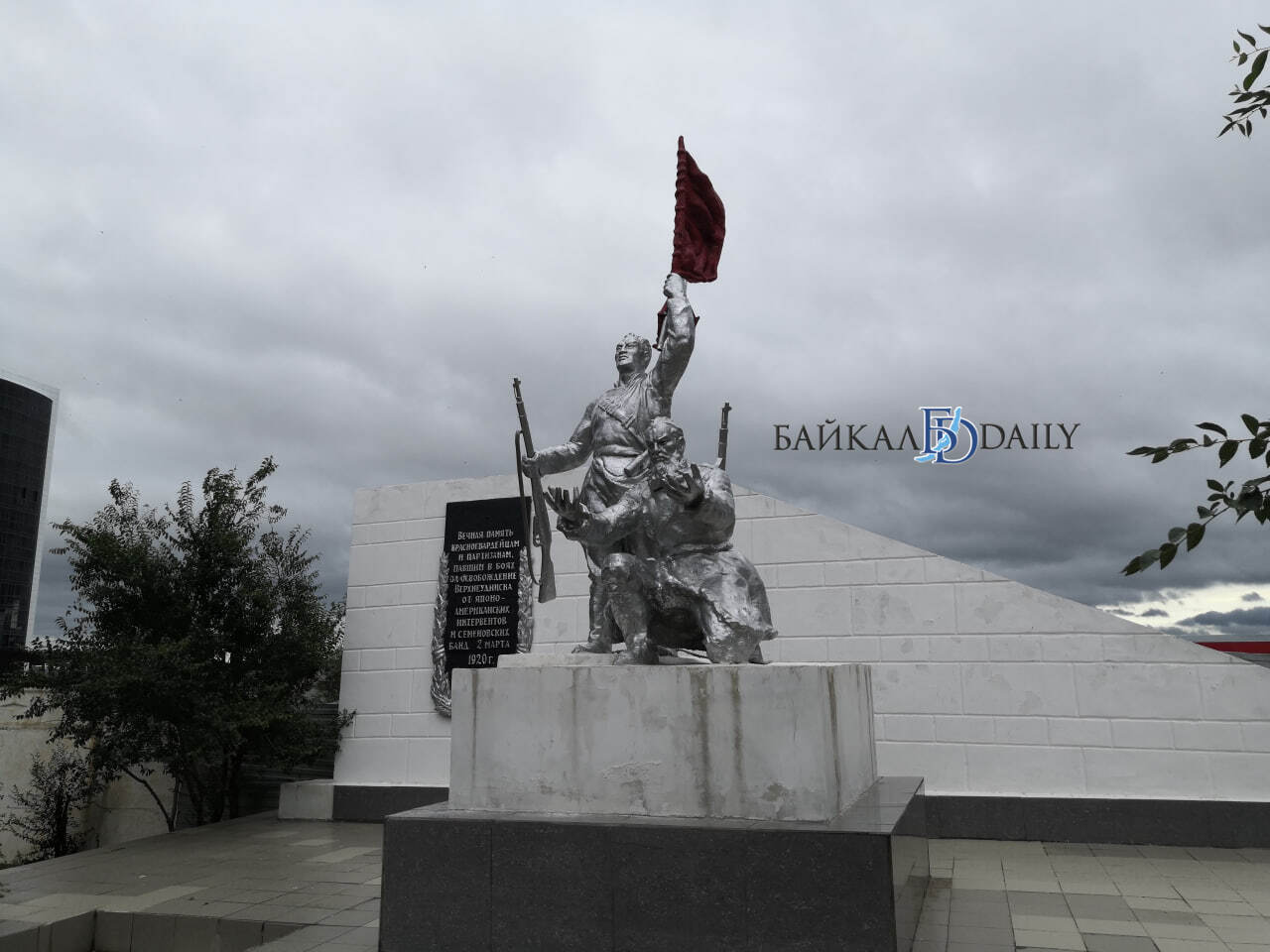 Вот этот памятник красногвардейцам и партизанам, павшим в боях за освобождение Верхнеудинска, стоящий в центре Улан-Удэ, «оседлала» пьяная девушка. «Утром после вечеринки компания устроила продолжение у памятника. Одна из девушек забралась на скульптуру и села верхом на шею фигуры. Сама девушка гордо заявила, что она «молодец», - сообщается в паблике «Весь Улан-Удэ». Как стало известно «Байкал-Daily», полиция уже отреагировала на инцидент, молодых людей доставили в отдел. Подробности будут позже