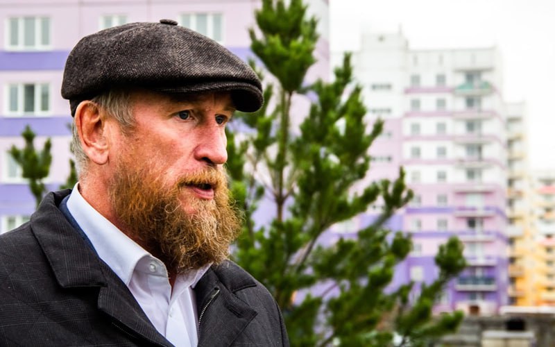 Имущество на 600 млн арестовали у новосибирского экс депутата Октябрьский районный суд Новосибирска наложил арест на имущество директора ООО Дискус Строй экс депутата горсовета от Единой России Алексея Джулая Об этом сообщила пресс служба суда который рассматривает уголовное дело Джулая о мошенничестве с деньгами дольщиков Прокуратура ходатайствовала об аресте активов находящихся в собственности подконтрольных Джулаю компаний Дискус Строй Дискус плюс ТО М Меркурий и Новосибирский рыбзавод Кроме того в сообщении суда об аресте указано ООО Спецконтроль имущество которого тоже фактически принадлежит экс депутату но фирмы с таким названием в его собственности на данный момент найти не удалось Постановлением суда ходатайство удовлетворено частично наложен арест на имущество принадлежащее подсудимому Джулаю а так же на имущество ООО Дискус Строй фактически принадлежащим подсудимому в виде запрета пользоваться и распоряжаться имуществом на общую сумму 594 5 млн рублей рассказали в суде Известного девелопера Алексея Джулая обвиняют в мошенничестве в особо крупном размере по ч 4 ст 159 УК и отмывании доходов пункт б ч 4 ст 174 1 УК По версии следствия в 2019 2023 годах он потратил деньги членов жилищно строительных кооперативов созданных для возведения домов Плющихинского жилмассива Новосибирска на цели не связанные со строительством Общий ущерб оценивается в 1 2 млрд рублей Следствие говорило о более 800 потерпевших Джулай владеет компаниями ООО Дискус Строй и ООО Дискус Инвест и в целом выступает бенефициаром группы компаний Дискус Всего по данным Rusprofile застройщик упоминается как учредитель 23 фирм Подписаться Прислать новость Помочь бустами