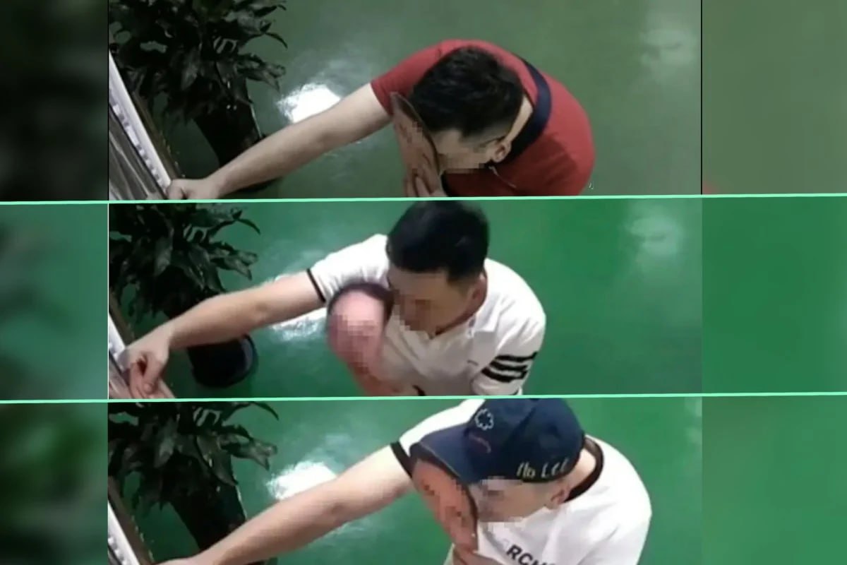 Китайские государственные служащие использовали маски для лица чтобы обойти систему распознавания лиц и помочь друг другу прогулять работу Учитывая как умны и сообразительны наши школьники есть немалая вероятность что они начнут применять эту технику при введении доступа в школы по биометрии В Китае сотрудники районного комитета придумали как не ходить на работу не привлекая внимания руководства Они распечатали лица коллег на бумаге сделали из них маски и использовали их у терминалов распознавания лиц Один человек мог отмечаться за нескольких сотрудников История всплыла после жалобы жителя по фамилии Ли который заявил что секретарь комитета руководил группой сотрудников которые обманули систему учета рабочего времени с помощью распознавания лиц сообщает South China Morning Post Ситуацию подогрели кадры с камер наблюдения на них видно как работники подходят к устройству с бумажными масками Дешевые напечатанные лица изготовленные в онлайн магазинах за 10 40 юаней работали для некоторых систем распознавания лиц сказано в отчёте В сети обсуждают насколько такой трюк возможен Люди удивляются что такие примитивные маски по прежнему обходят технику Как обычно одни пользователи требуют увольнений другие считают саму систему строгой фиксации рабочего времени странной для сотрудников которые часто работают вне офиса и общаются с жителями Третьи обсуждают разрыв в трудовой культуре Жалоба уже ушла на уровень выше и власти пообещали дать ответ до 31 декабря Ждём