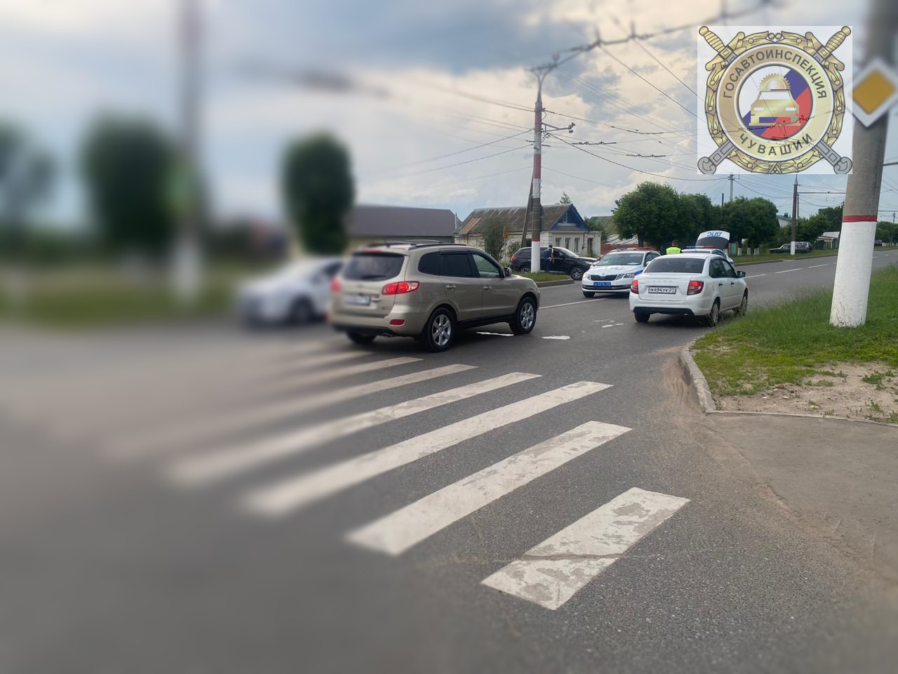 В Чебоксарах внедорожник сбил 12-летнего велосипедиста на переходе Вечером 10 июня в Чебоксарах произошло дорожно-транспортное происшествие с участием несовершеннолетнего. Около 16:20 возле дома №137 по улице Ашмарина 58-летний водитель автомобиля Hyundai Santa Fe совершил наезд на 12-летнего велосипедиста. Школьник, управляя велосипедом марки Stern, пересекал проезжую часть по нерегулируемому пешеходному переходу — не слезая с велосипеда, что является нарушением правил. Он двигался справа налево по ходу движения автомобиля. В результате наезда ребёнок получил телесные повреждения. Его доставили в Детскую республиканскую клиническую больницу Чебоксар на машине скорой помощи. Обстоятельства ДТП устанавливаются. Ведётся проверка. Госавтоинспекция напоминает: при пересечении дороги по пешеходному переходу велосипедисты обязаны спешиться.