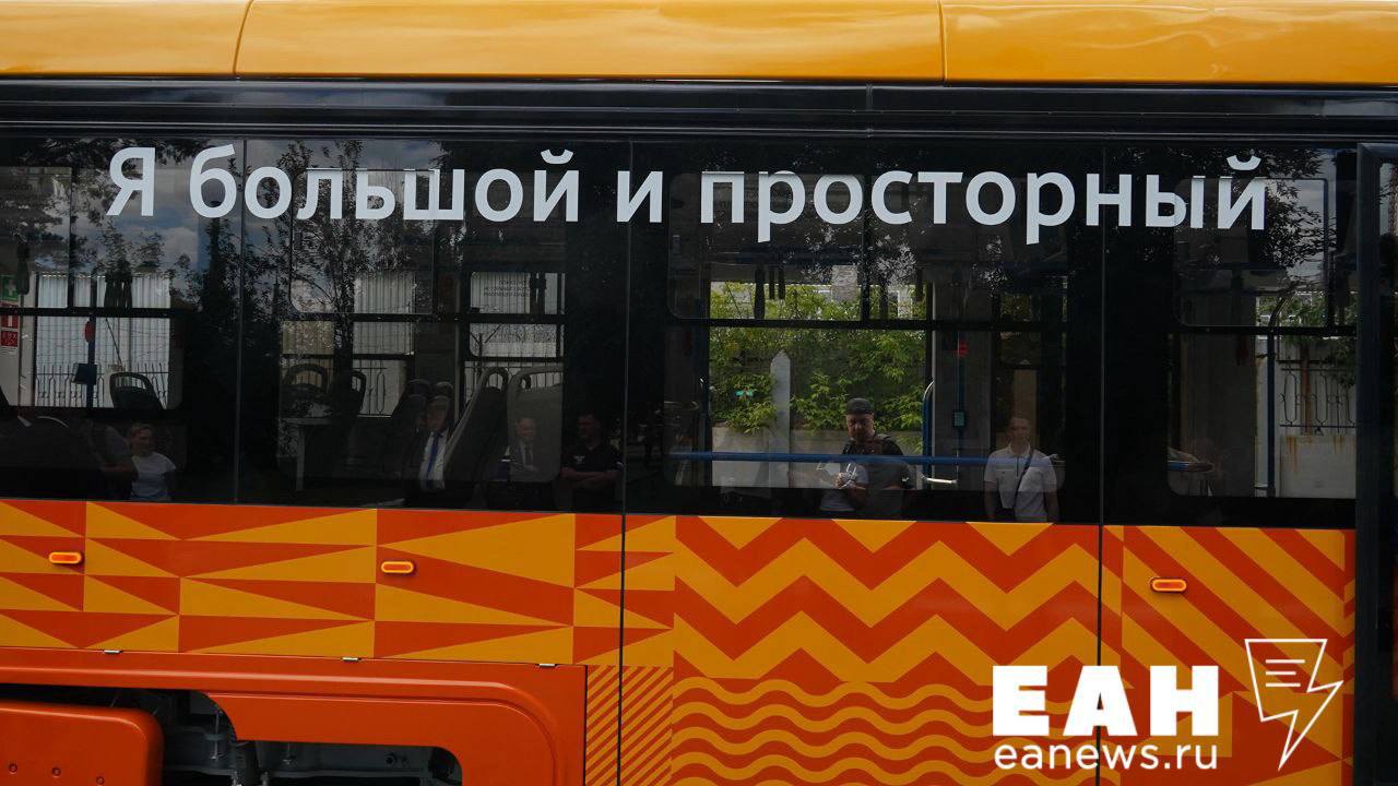 В Екатеринбург до конца этого года поступят 15 новых трамваев. Об этом глава города Алексей Орлов заявил на обкатке уникального 5-секционного трамвая, который будет ходить по маршруту №18. Как долго екатеринбуржцы смогут пользоваться чудом челябинского вагоностроения, градоначальник не уточнил. Известно, что часть моделей, прошедших обкатку в Екатеринбурге, уезжали в другие города. Трамвай «80-лет Победы» идеально подходит для мегаполиса: он вместительный, при этом для нашей сети вездеходный, к тому же красивый и современный. «Новый трамвай - достаточно надежная машина, надеемся, что прослужит долго. Запланировано, что его срок эксплуатации – 23 года. Причем первые два года трамвай будет иметь официальную гарантию. Хочу отметить, что все трамваи нашего завода – 1, 3 и 5-секционные имеют одну базу, поэтому проблем с запчастями не будет», - сказал представитель завода, также присутствовавший на первой тестовой поездке. Вероятно, именно 3-х секционные трамваи из Усть-Катава будут в поставке новых единиц транспорта для Екатеринбурга, о которой рассказал Орлов.