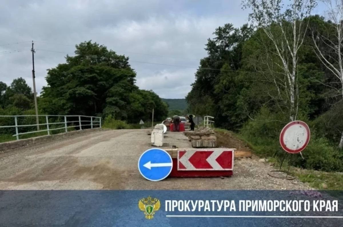 В Дальнереченске обрушилась часть моста через реку   В Приморье рухнула часть моста через реку Малиновка. Прокуратура уже начала проверку по факту обрушения.   На трассе Ракитное – Марьевка в Дальнереченском округе рухнул мост через реку Малиновка. Сейчас там можно проехать лишь по одной полосе. По правой полосе сейчас невозможно осуществлять движение на транспортных средствах.  Подробнее в «АиФ - Приморье»