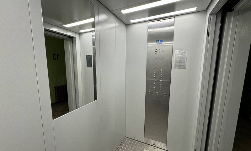 В Архангельске окончена приемка лифтов выработавших нормативный срок эксплуатации Речь идет о работах выполненных в 2025 г в многоквартирных домах собственники которых направляют средства на капремонт на счета регионального оператора Фонда капремонта Архангельской области Губернатор Архангельской области Александр Цыбульский После завершения работ оборудование обязательно проходит страхование и только затем вводится в эксплуатацию Такой подход важен прежде всего для безопасности и комфорта жителей В 2025 г планировалась модернизация 51 лифта в 15 жилых зданиях Общее финансирование работ составило 162 8 млн рублей К настоящему моменту капремонт указанных лифтов выполнен Комиссия приняла работы на последнем из запланированных объектов в девятиэтажном панельном доме 16 по ул Федора Абрамова Как сообщил генеральный директор Фонда капремонта региона Александр Бартасевич по данному адресу замене подлежали четыре лифта выработавшие свой срок Перед стартом работ специалисты подрядной организации обследовали оборудование и разработали необходимую документацию После капитального ремонта ТСЖ провело страхование оборудования обязательную процедуру для ввода лифтов в эксплуатацию Отметим что в Архангельской области начиная с 2016 г региональный оператор капитально отремонтировал свыше 1 2 тысячи лифтов в более чем 300 жилых зданиях на общую сумму 2 5 млрд рублей Напомним что в многоквартирных домах где взносы на капремонт формируются на специальных счетах замена выработавших свой ресурс лифтов организуется собственниками самостоятельно новостиmintekao Архангельскаяобласть