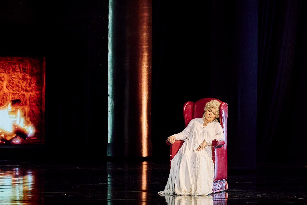 После новогодних праздников зрителей Мариинского театра ждёт серия выступлений звёзд мировой оперы и приглашенных солистов Например в среду на Новой сцене прозвучит Пиковая дама Чайковского Представление будет посвящено памяти выдающегося дирижера Мариса Янсонса Спектакль пройдёт при участии легендарной мариинской меццо сопрано Ольги Бородиной в партии Графини и солиста Большого театра России Олега Долгова в роли Германа За дирижёрским пультом Валерий Гергиев