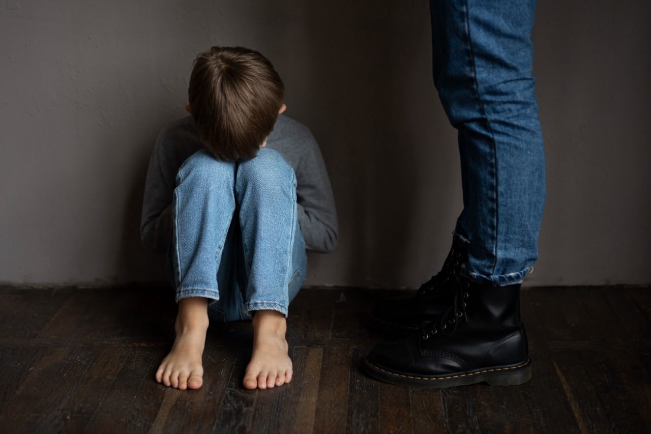 Открытый реестр педофилов просят создать в России Соответствующее официальное обращение уже направлено на имя главы МВД России Владимира Колокольцева автором выступил депутат Госдумы Николай Новичков Документ есть в распоряжении Абзаца Реестр необходим для того чтобы с ним могли ознакомиться и официальные органы власти и граждане уточняется в документе Включение в реестр должно также предусматривать пожизненный надзор Российское общество и отдельные наши граждане вправе знать тех кто совершил преступления против наших детей При этом в данном реестре должна находиться информация обо всех педофилах как о тех кто находится в местах лишения свободы так и о тех кто уже отбыл свой срок тюремного заключения и вернулся в общество говорится в тексте обращения   Подпишитесь на Абзац TG VK Дзен MAX Rutube