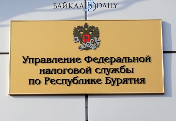 В соцсетях вот уже несколько недель не утихает шумиха из-за слухов о якобы новом налоге – за переводы с карты на карту. Интернет буквально пестрит подобными сообщениями.  Разъяснения по этому поводу дали в управлении федеральной налоговой службы по Бурятии. Начальник отдела камерального контроля НДФЛ и СВ № 2 УФНС Софья Сыдеева пояснила: безо всяких опасений деньги могут отправлять друг другу супруги, дети и родители, бабушки и внуки и т. д. То же самое – с любыми суммами на подарок сослуживцам или на нужды класса либо школы.   - Налоговая служба не следит за каждым переводом на счетах граждан и они не находятся под постоянным контролем. НДФЛ взимается только за реальный доход – когда приходит плата за товар или услугу. Например, если вы продали вещь и получили за неё деньги, этот доход подлежит обложению налогом, – отметила Софья Сыдеева  Подробнее здесь