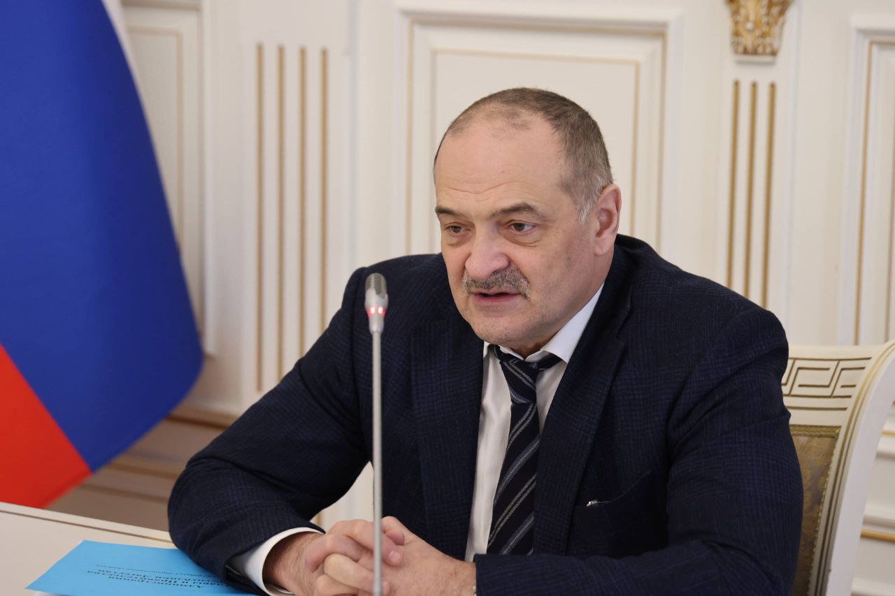 Законность в сфере строительства комплексное развитие городов среди главных приоритетов Сергея Меликова Возведенные в нарушение норм объекты создают угрозу не только для городской инфраструктуры но и для здоровья и безопасности жителей Сергей Меликов подчеркнул на совещании необходимость тесного взаимодействия всех заинтересованных ведомств и служб городских округов для оперативного выявления и устранения проблемы На местах должна быть продолжена работа с жителями республики разъяснена необходимость проверки разрешительных документов на строительство многоквартирных домов и ответственность при незаконном подключении к городским системам водоснабжения газовым сетям использовании построенных объектов не по назначению