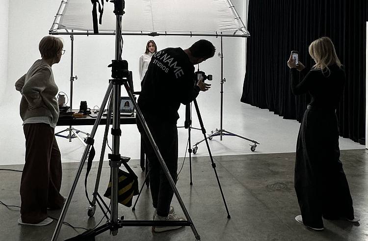 Креативный бизнес в Приморье растёт благодаря господдержке Во Владивостоке открылась новая современная фото и видеостудя одна из самых больших и технологичных на Дальнем Востоке Её создание стало возможным благодаря поручительству Гарантийного фонда Приморского края которое помогло привлечь 6 3 млн рублей на развитие проекта Теперь это 600 квадратных метров профессионального пространства оснащённого уникальным оборудованием и локациями которых раньше не было на рынке Здесь могут работать фотографы видеографы блогеры и предприниматели фактически это креативный хаб для всего региона Поручительство фонда стало ключевым инструментом для реализации амбициозного проекта Мы смогли не просто обновить технику а создать среду которой во Владивостоке не хватало Наша цель стать точкой сборки для креативного сообщества Дальнего Востока поделился основатель студии Антон Дьяченко