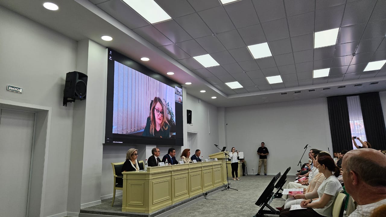 В Нальчике обсуждают современные стандарты диагностики и лечения рака  В столице Кабардино-Балкарии стартовала научно-практическая конференция «Стандарты скрининга, диагностики, лечения и ведения пациентов с предопухолевыми изменениями и ранним раком желудочно-кишечного тракта в рамках диспансеризации», сообщает корреспондент РИА «Кабардино-Балкария». Мероприятие объединило ведущих специалистов для обсуждения актуальных вопросов профилактики, ранней диагностики и лечения онкологических заболеваний ЖКТ.   Подробнее здесь