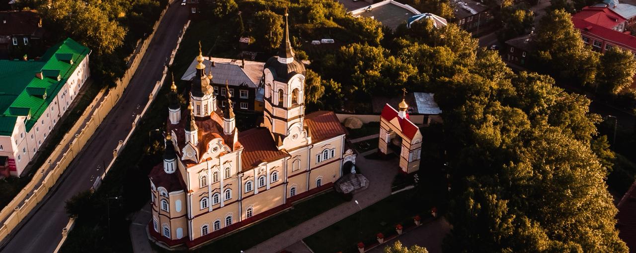 Забор на Воскресенской горе: Томск требует защитить святыню На одном из самых важных мест Томска — возле Воскресенской церкви на Октябрьском взвозе — появился забор. Точка, где открывается лучший вид на город, внезапно оказалась частным участком. По слухам, здесь планировали построить особняк. Комитет по охране наследия уже обратился в полицию, а церковь бьёт тревогу: любая стройка способна ускорить разрушение склона и навредить храму. Подробнее – на Бабре #томск