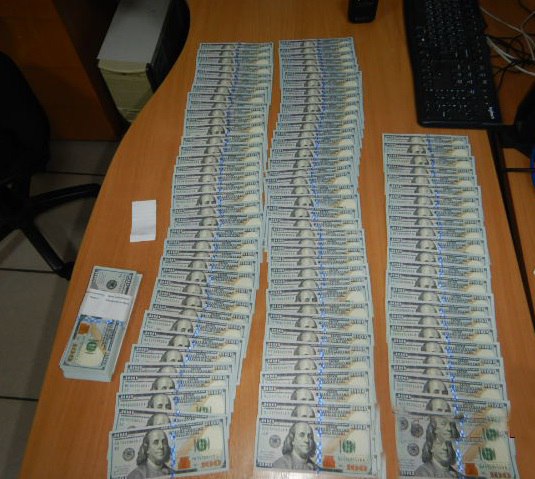 Пес Кодилак вычислил крупновалютного пассажира в аэропорту Толмачево Мужчина с 20 тысячами американских долларов собирался вылететь из Новосибирска в Ташкент однако его замысел не состоялся Служебная собака Кодилак почуяла неладное и указала таможенникам на подозрительную сумку В свое оправдание пассажир заявил что не знал о правилах перемещения иностранной валюты Доллары изъяты а в отношении задержанного возбуждено дело об административном правонарушении За 10 месяцев 2025 года сотрудники таможенного поста аэропорт Толмачево предотвратили 83 факта незаконного перемещения наличных денежных средств на сумму 18 7 млн рублей в эквиваленте отметил начальник таможенного поста аэропорт Толмачево Новосибирской таможни Сергей Шилов Подписаться на наш канал в MAX