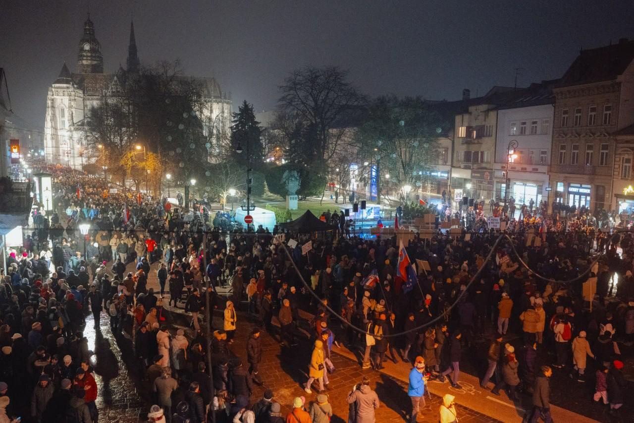 «Хватит Фицо»: в Словакии идут протесты против политики правительства премьер-министра Роберта Фицо, — Dennik N  В частности, как пишут местные СМИ, выступающие в Нитре просили правительство не поляризовать общество и прекратить сотрудничество с Россией.  НАШИ РЕСУРСЫ:   Telegram   Tik-tok   YouTube   RUTUBE