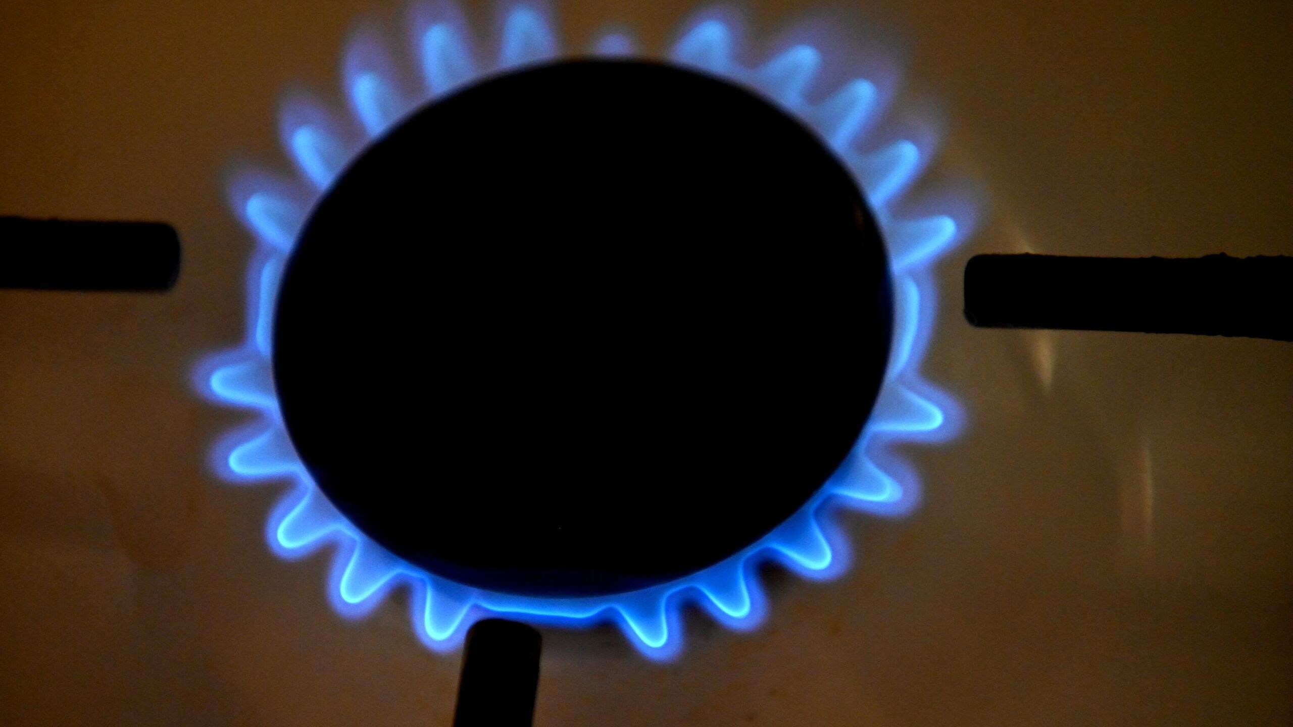 Экспорт российского трубопроводного газа в страны Центральной Азии Казахстан Узбекистан и Киргизию и Азербайджан к 2030 году вырастет в 2 4 2 7 раза до 21 24 миллиардов кубометров такой прогноз РИА Новости дал аналитик Центра экономического прогнозирования ЦЭП Газпромбанка Вадим Пугач По оценкам эксперта Газпром в 2024 году направил в Казахстан 3 миллиарда кубометров Узбекистан 5 6 миллиарда кубометров а в Киргизию 0 3 миллиарда кубометра Поставки в Азербайджан в прошлом году были незначительные уточнил эксперт Российский трубопроводный газ идет в Узбекистан с октября 2023 года по магистральному газопроводу Средняя Азия Центр Годовой объем поставок по двухлетнему контракту составляет 2 8 миллиарда кубометров Летом 2024 года Газпром подписал долгосрочные контракты с Казахстаном Узбекистаном и Киргизией на поставки в 2025 2040 годах Объемы контрактных обязательств не раскрывались